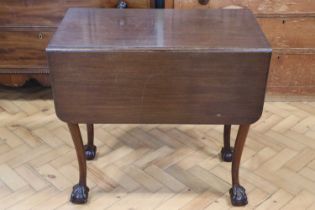 A George V mahogany turn-top dropleaf occasional / tea table, 77 x 44 x 73 cm closed (77 x 104 cm