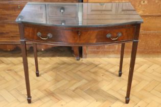 An Edwardian bow fronted mahogany side table, 91 x 56 x 78 cm