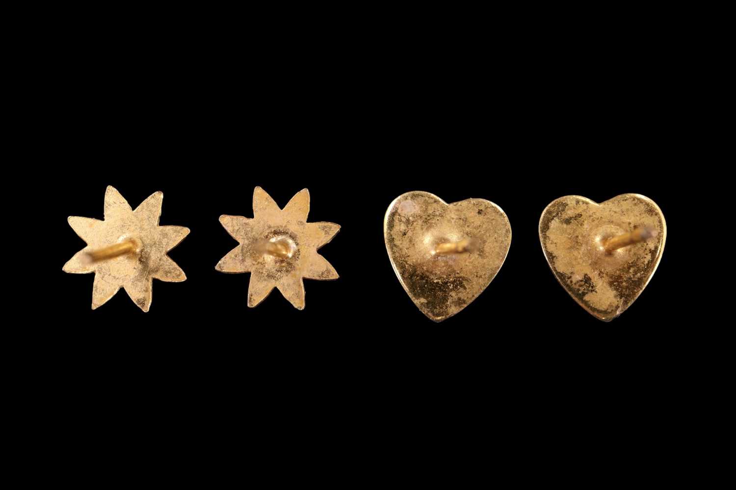 Two pairs of 9 ct gold stud earrings, respectively Birmingham and London, 1977, 1.48 g gross - Image 2 of 2