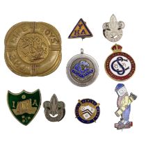 Sundry vintage sporting and other badges etc, including a Dunlop golf enamelled badge, an Upton