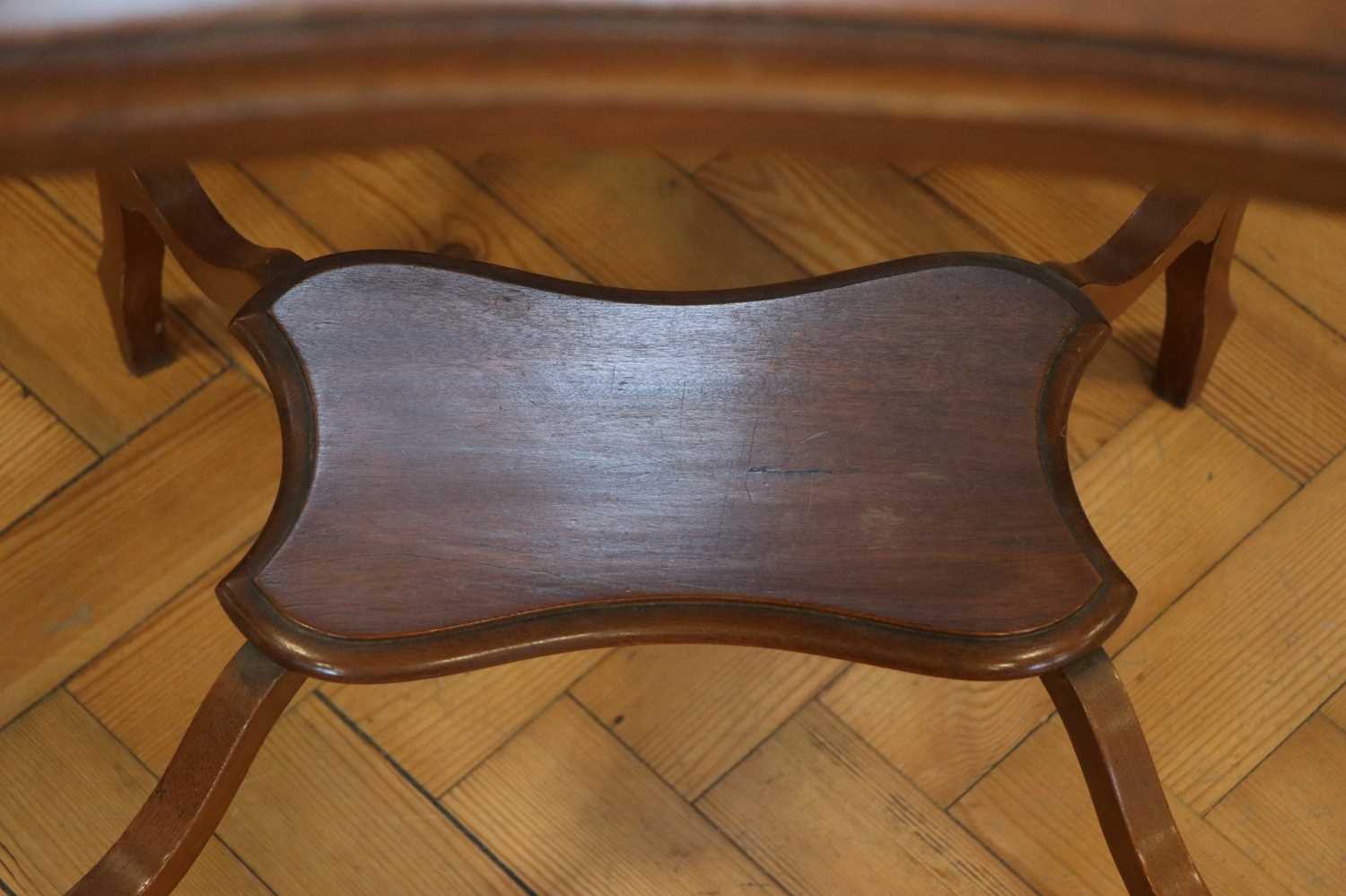 An Edwardian mahogany window table having an undershelf, 68 x 48 x 74 cm - Image 5 of 6