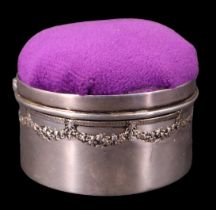 A George V silver pin cushion box decorated with embossed tied-bow swag decoration, the interior
