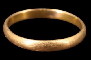 A 22 ct gold D-section wedding band, Chester, 1939, 2.09 g, 2.5 mm wide, size N