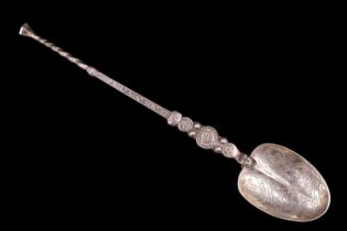 An Edwardian silver anointing spoon modelled after the antique, Levi & Salaman, Birmingham, 1901, 23