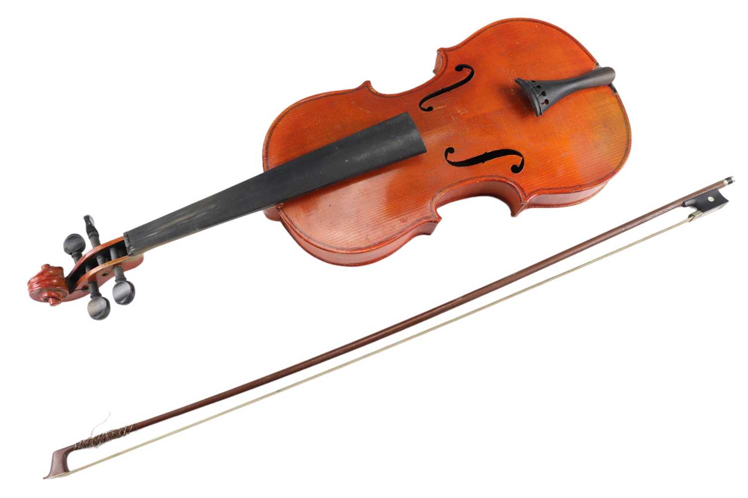 A Czecko-Slovakian cased violin and bow bearing a label reading "copy of Antonius Stradivarius", - Bild 2 aus 4