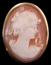 A vintage 18 ct yellow metal cameo brooch / pendant, the 25 x 19 mm cameo depicting a lady facing