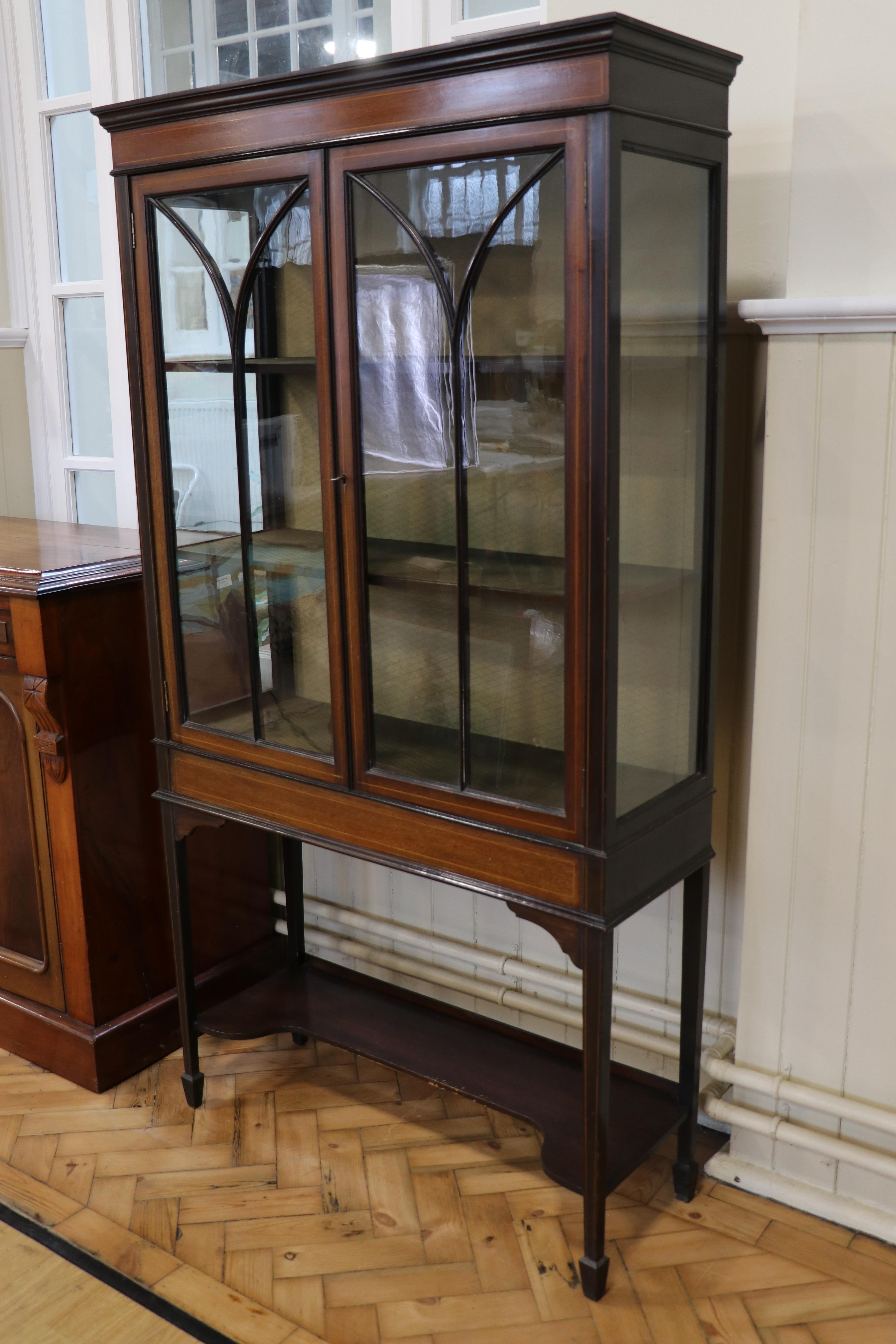 An Edwardian / George V Sheraton Revival glazed string-inlaid mahogany display cabinet, 91 cm x 33 - Image 2 of 2