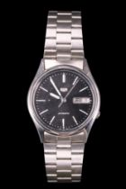 A Seiko 5 stainless steel wristwatch having a 7009 automatic movement, black face, baton hands,
