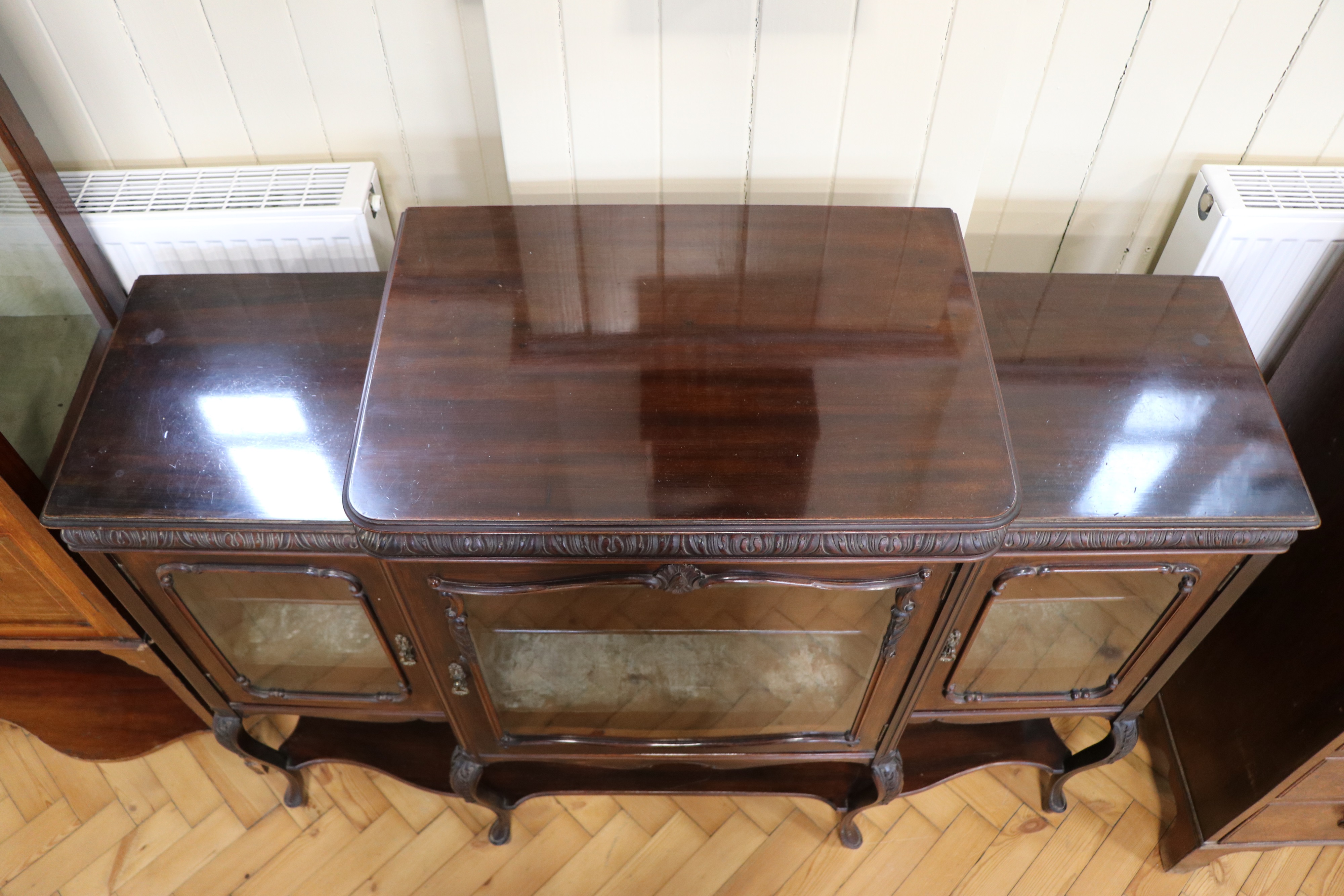 A Victorian Louis-style glazed mahogany break-front display cabinet, 138 cm x 43 cm x 106 cm - Image 5 of 5