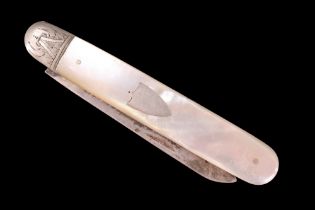 A George V mother-of-pearl handled silver fruit knife, one grip scale bearing an inset vacant shield