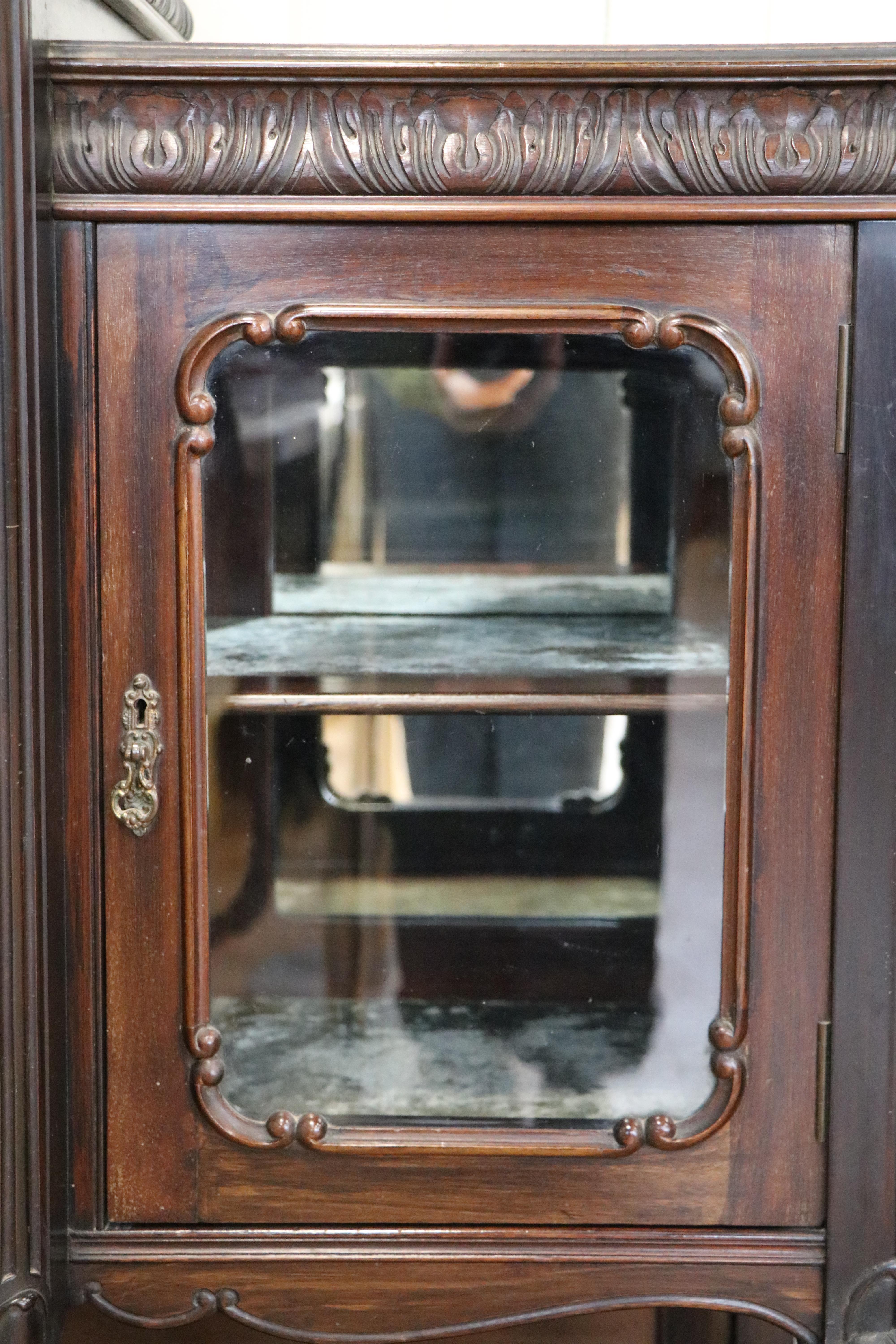 A Victorian Louis-style glazed mahogany break-front display cabinet, 138 cm x 43 cm x 106 cm - Image 4 of 5