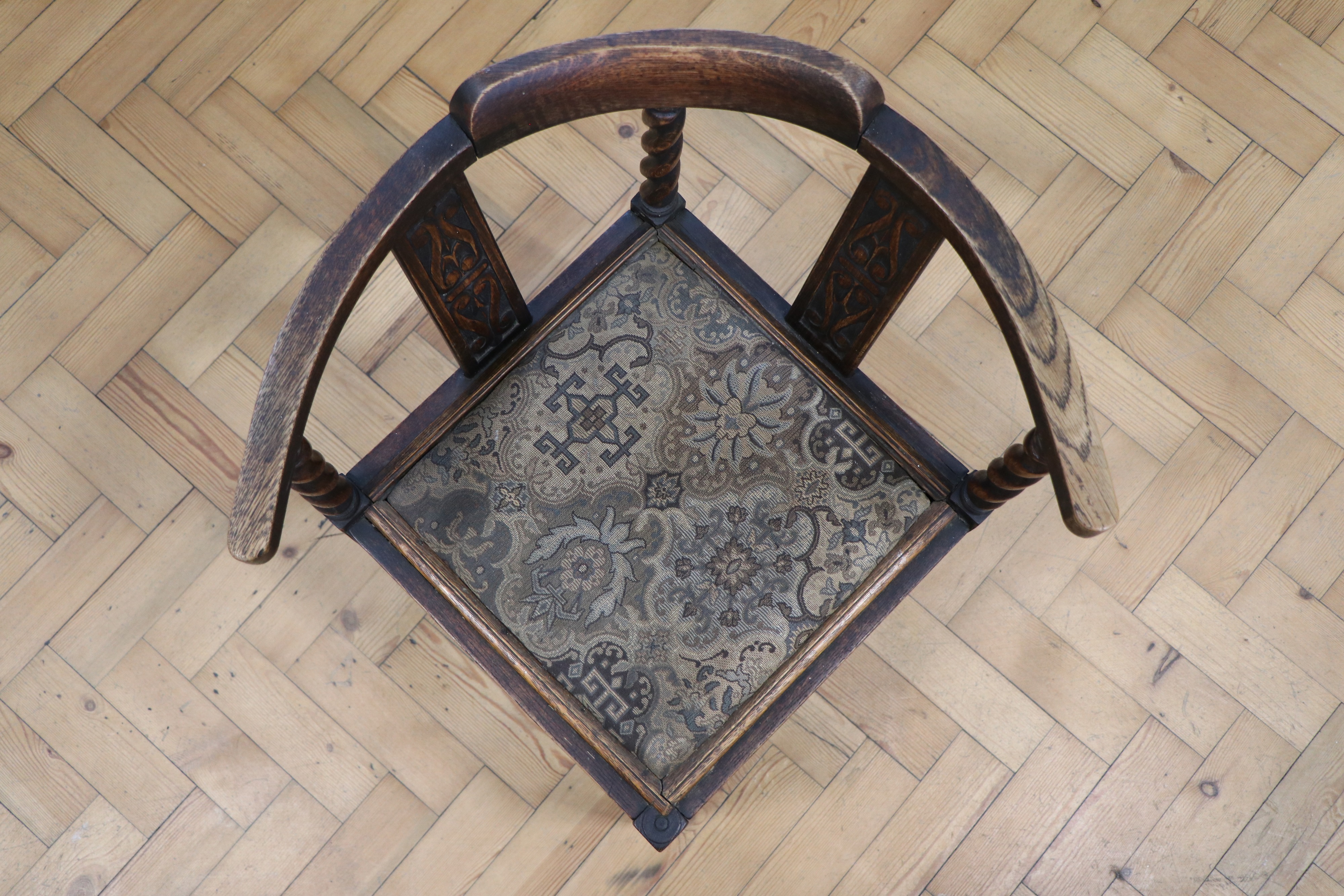 A 1920s diminutive oak corner armchair, 72 cm - Image 3 of 4