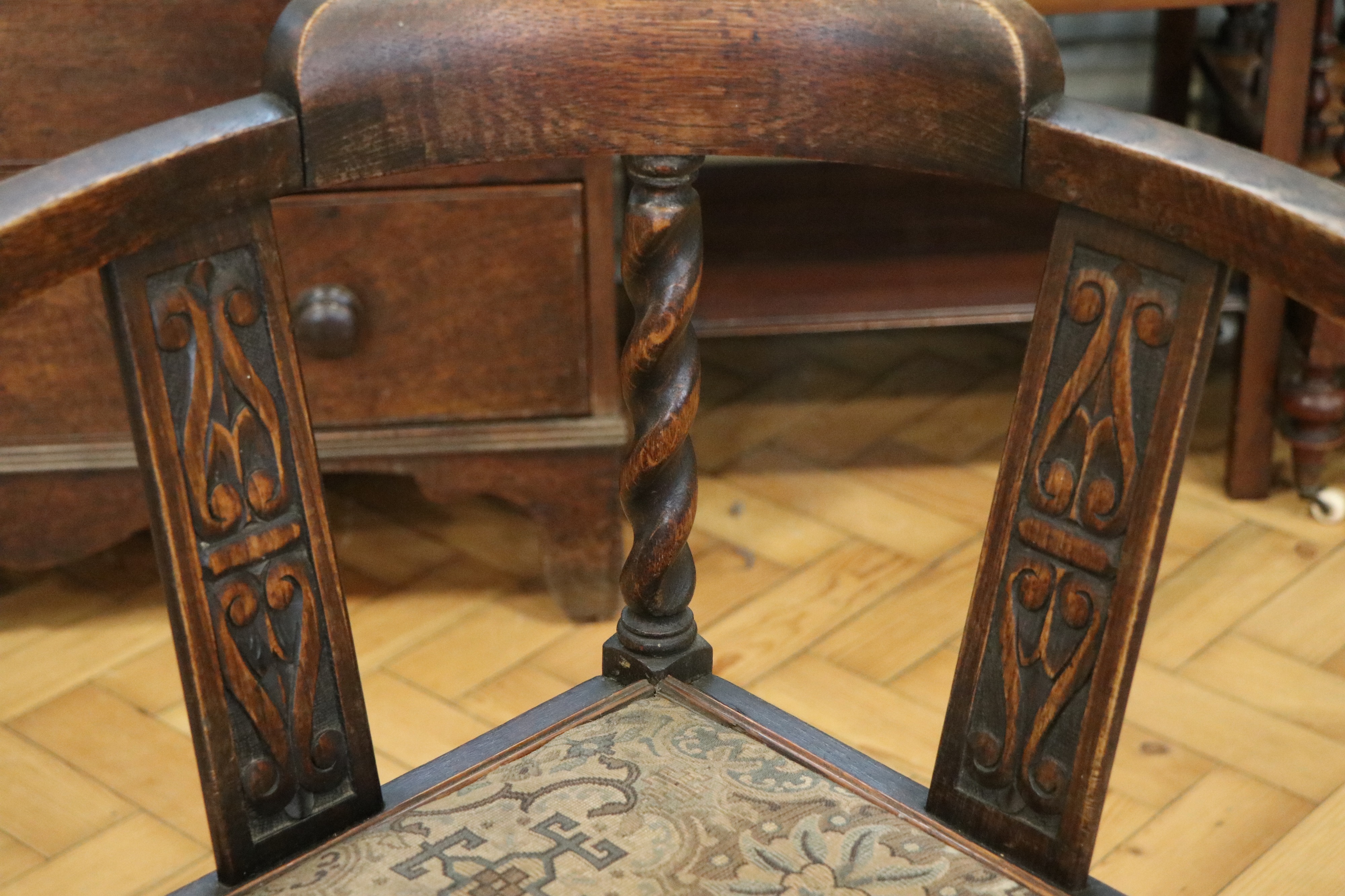 A 1920s diminutive oak corner armchair, 72 cm - Image 4 of 4