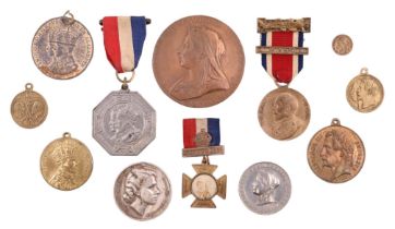 A collection of Victorian and later royal commemorative medallions, etc