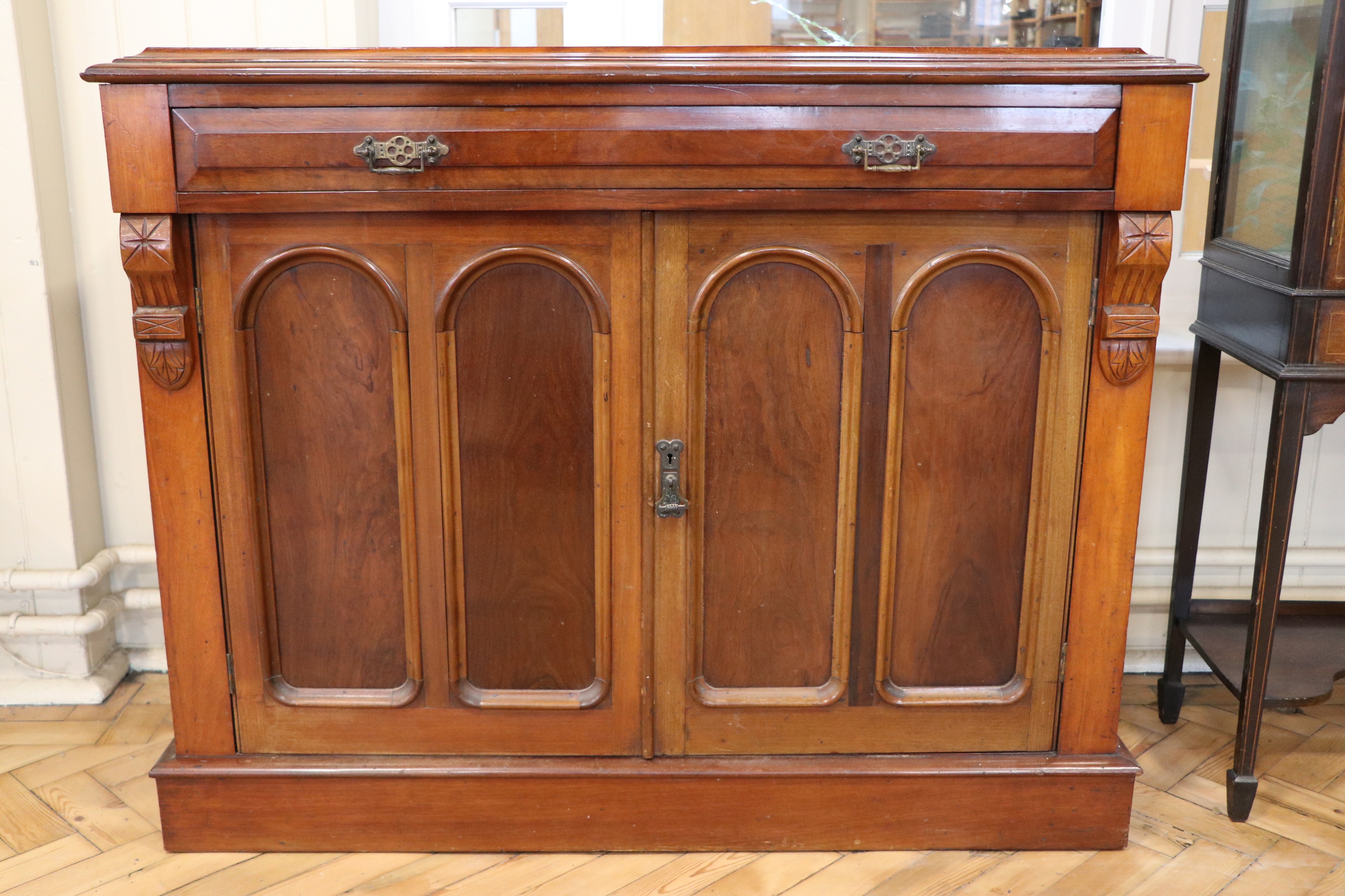 A Victorian walnut sideboard, 118 cm x 53 cm x 97 cm