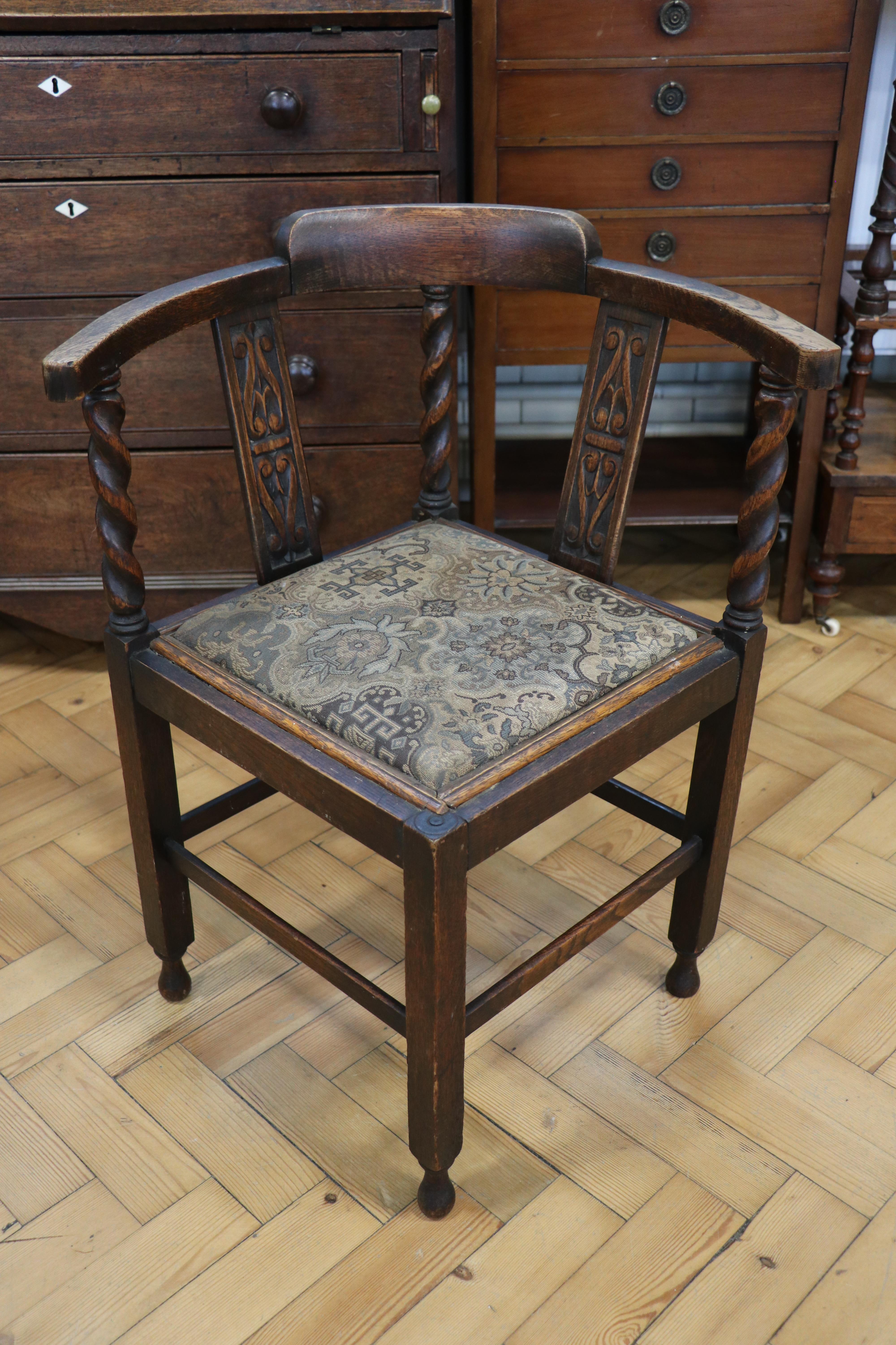 A 1920s diminutive oak corner armchair, 72 cm - Image 2 of 4