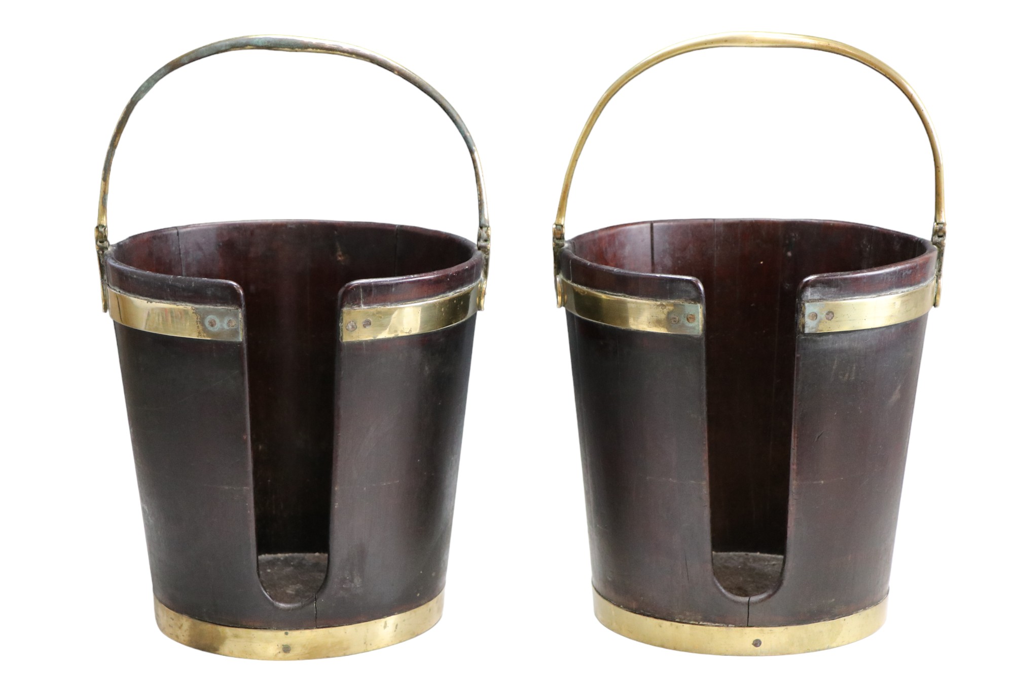 A pair of George III Irish brass-mounted mahogany plate buckets, 35 cm high (55 cm with swing - Image 2 of 8