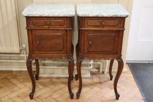 A pair of Louis XVI style marble-topped carved oak bedside cabinets, 42 cm x 38 cm x 82 cm