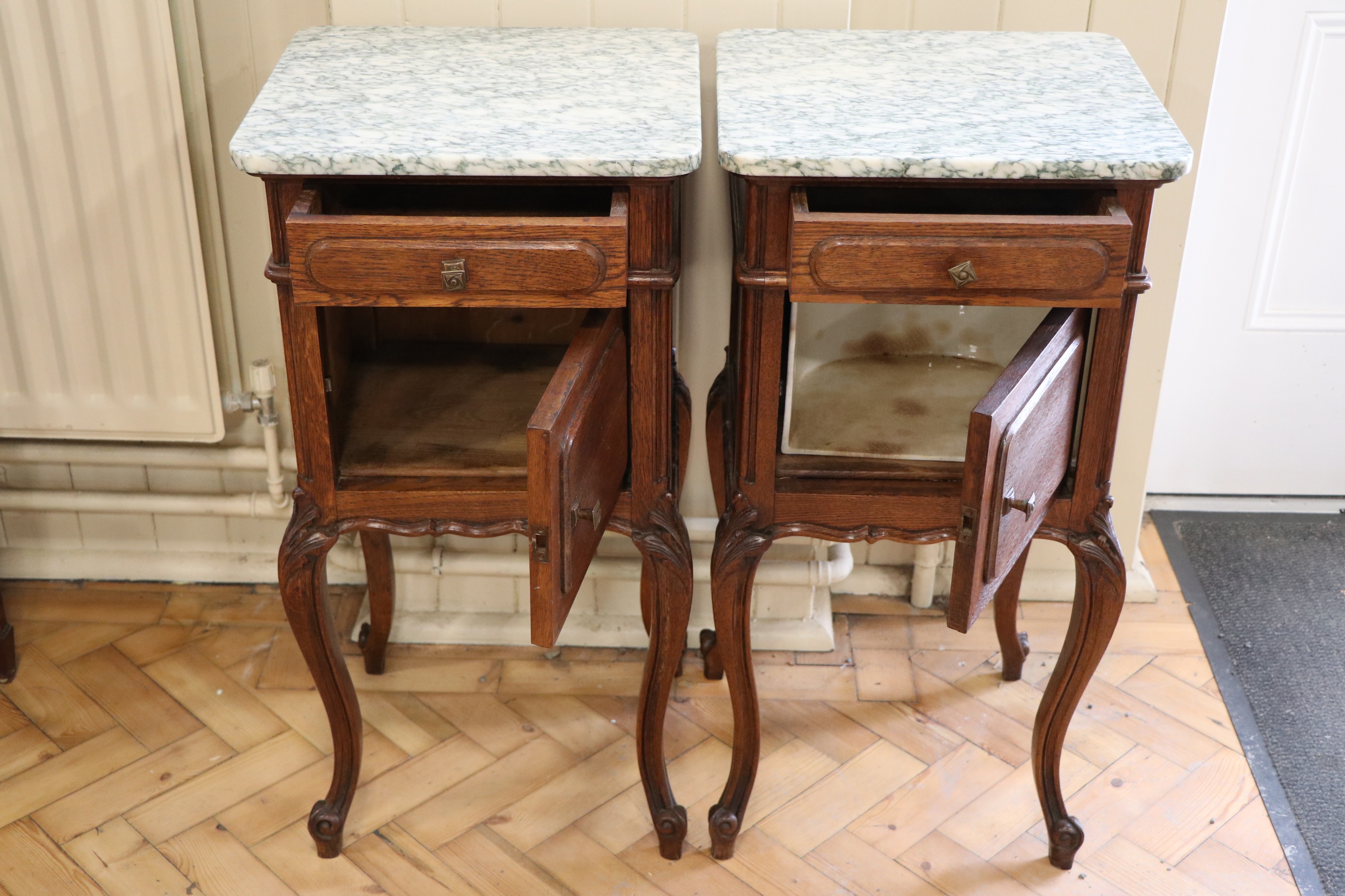A pair of Louis XVI style marble-topped carved oak bedside cabinets, 42 cm x 38 cm x 82 cm - Image 3 of 4