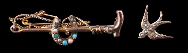 A Victorian 9 ct gold hunting brooch or stock pin, being a riding crop passing through a horseshoe