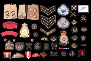 Second World War and post-War military cloth insignia including parachutists' qualification