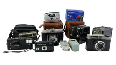 A Kodak Brownie No1 film camera together with Agfa Prontor-S, a Commander 2, etc