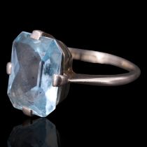 A vintage aquamarine ring, the emerald-cut stone of approx 11 mm x 8 mm, claw-set on an 18 ct gold