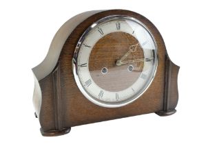 A 1940s Smiths oak mantle clock, 31 cm x 23 cm