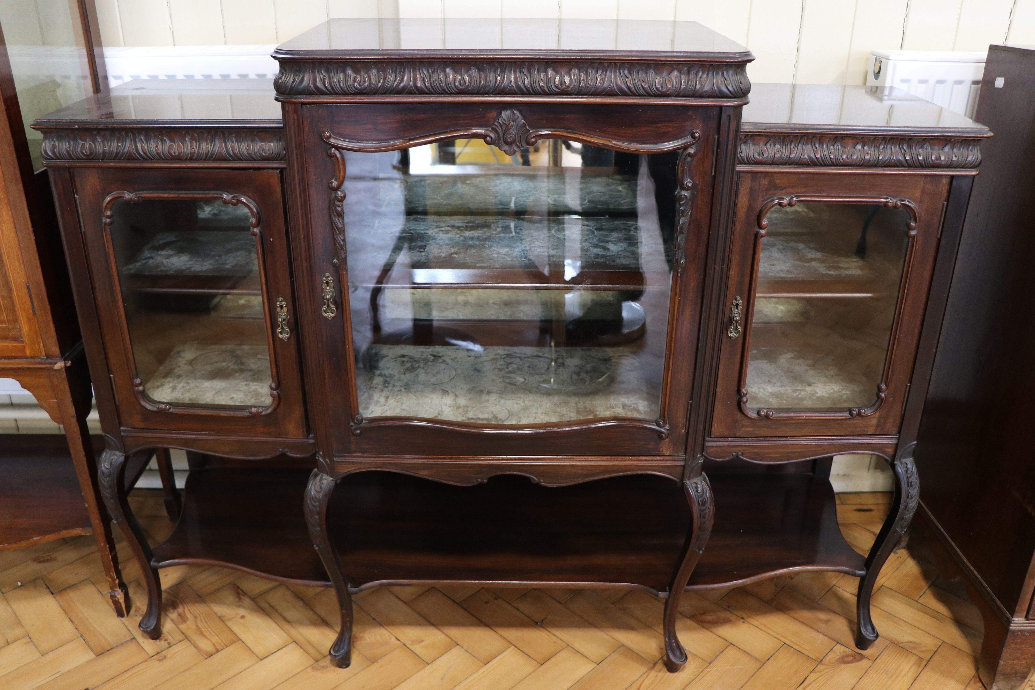 A Victorian Louis-style glazed mahogany break-front display cabinet, 138 cm x 43 cm x 106 cm