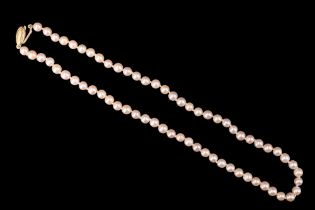 A single-strand pearl necklace, having a 9 ct yellow metal clasp, 40 cm, pearls approx 5 mm