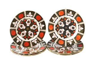 Eight large red Imari-style Chrysanthemum plates by Abbeydale, late 20th Century, diameter 28 cm