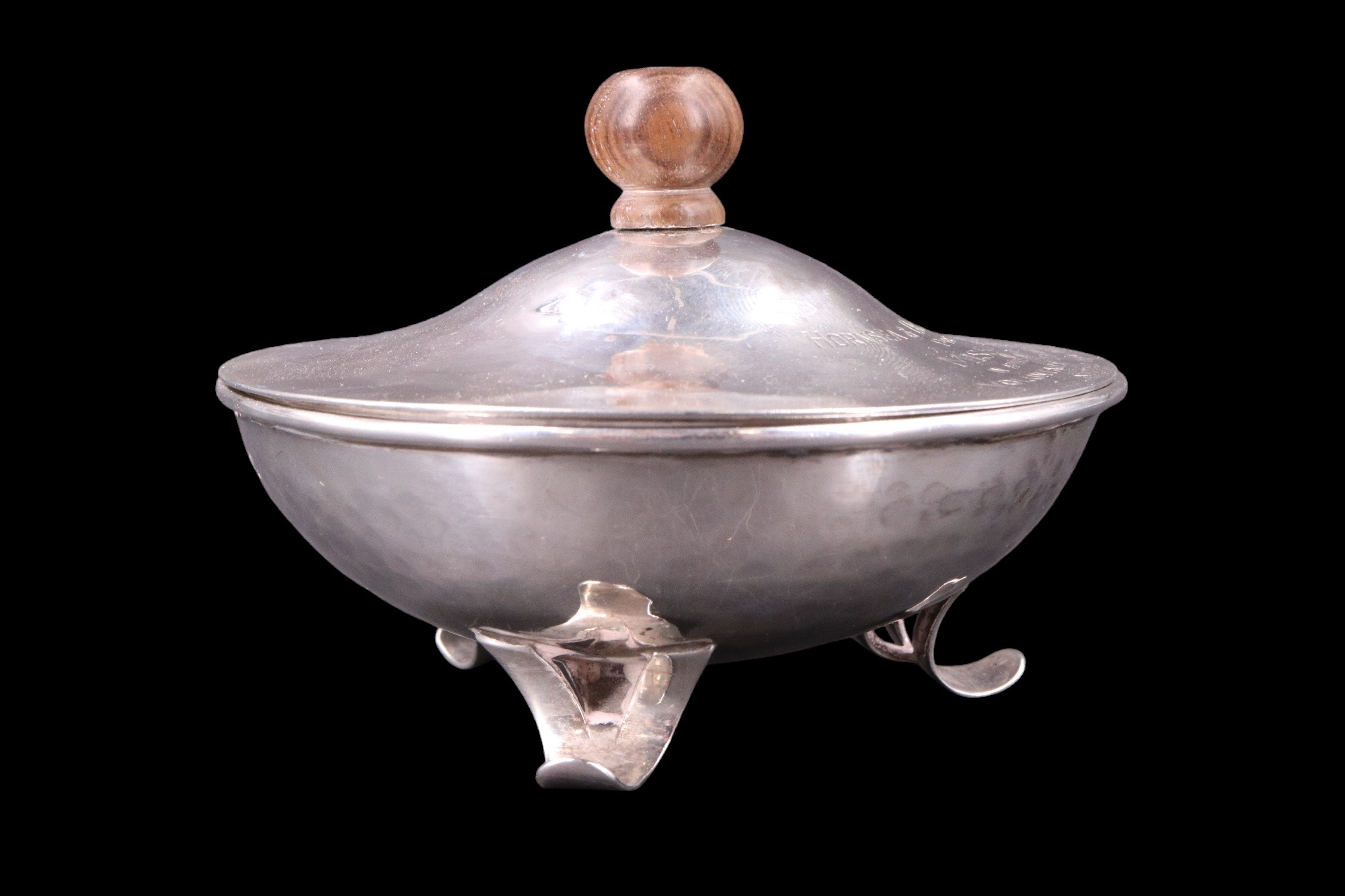 A George VI silver dressing table covered powder or similar bowl, of circular section and shallow - Image 2 of 6