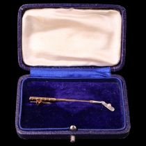 A yellow metal and pearl brooch in the form of a gold club and ball, 54 mm, 3.1 g