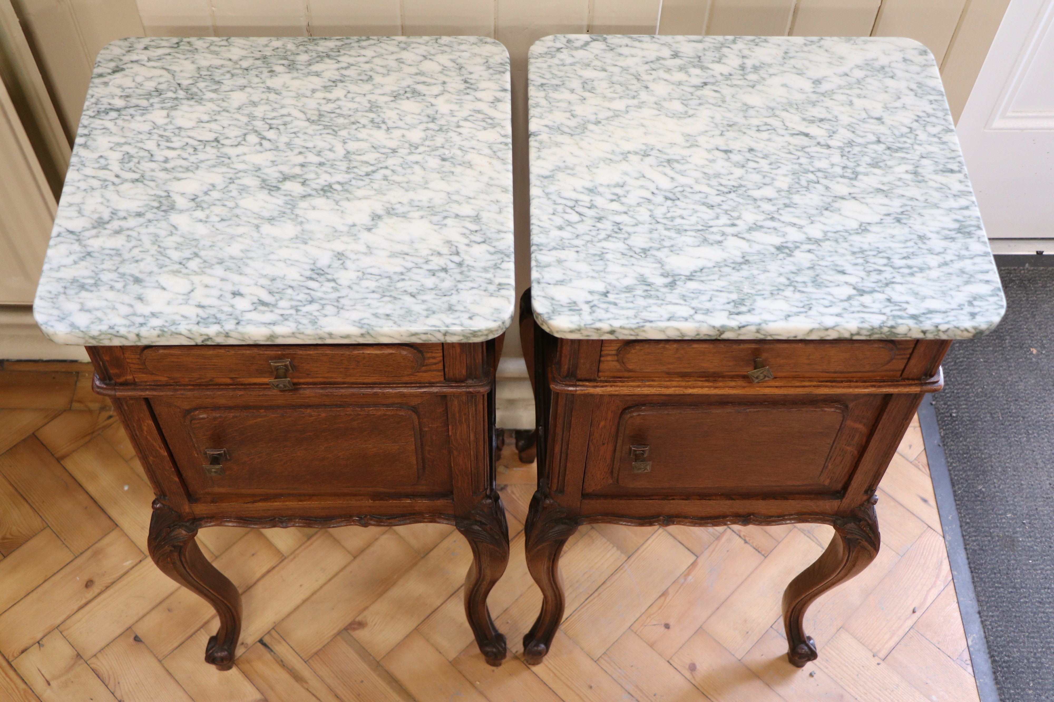 A pair of Louis XVI style marble-topped carved oak bedside cabinets, 42 cm x 38 cm x 82 cm - Image 2 of 4