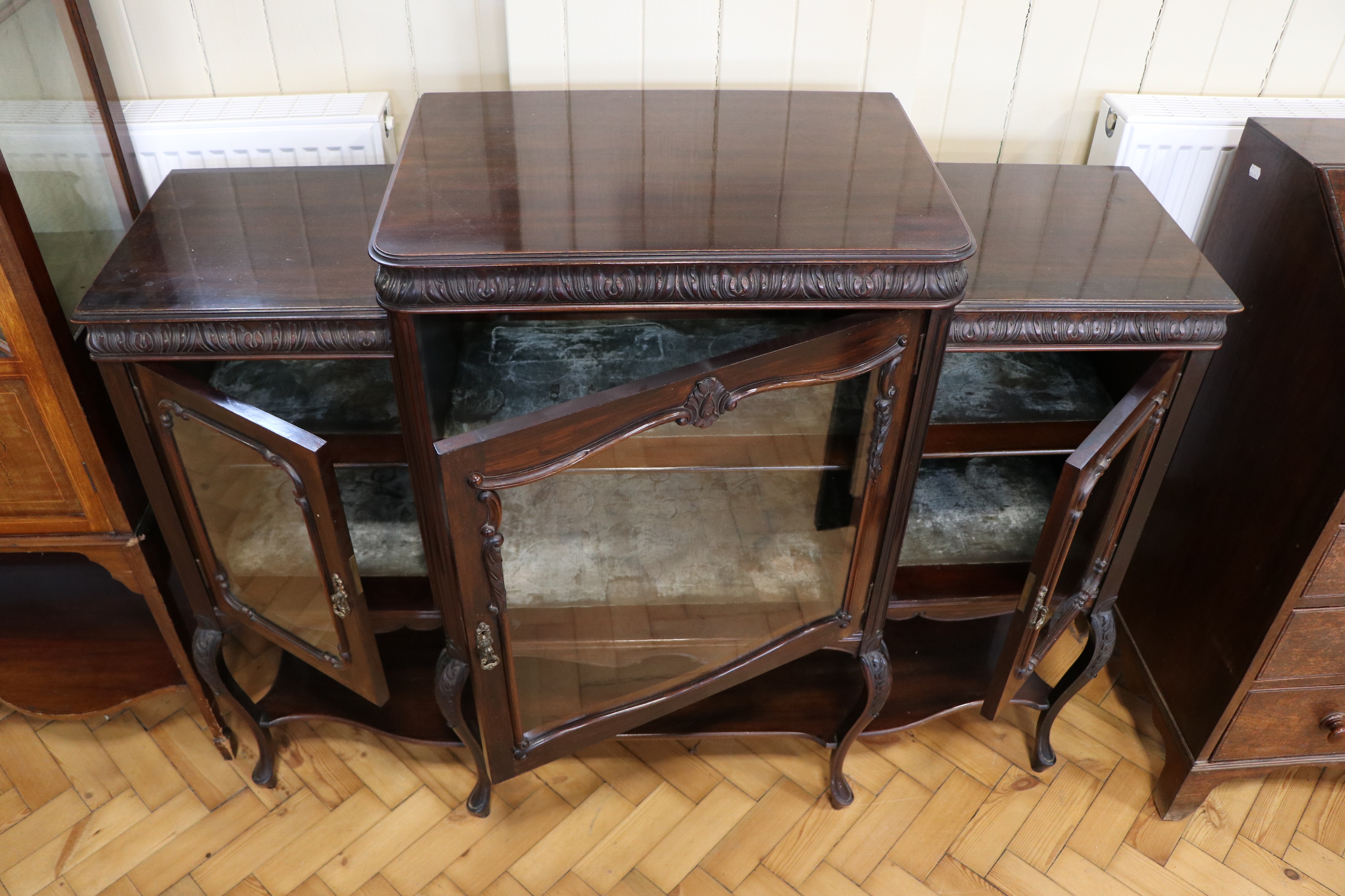 A Victorian Louis-style glazed mahogany break-front display cabinet, 138 cm x 43 cm x 106 cm - Image 2 of 5