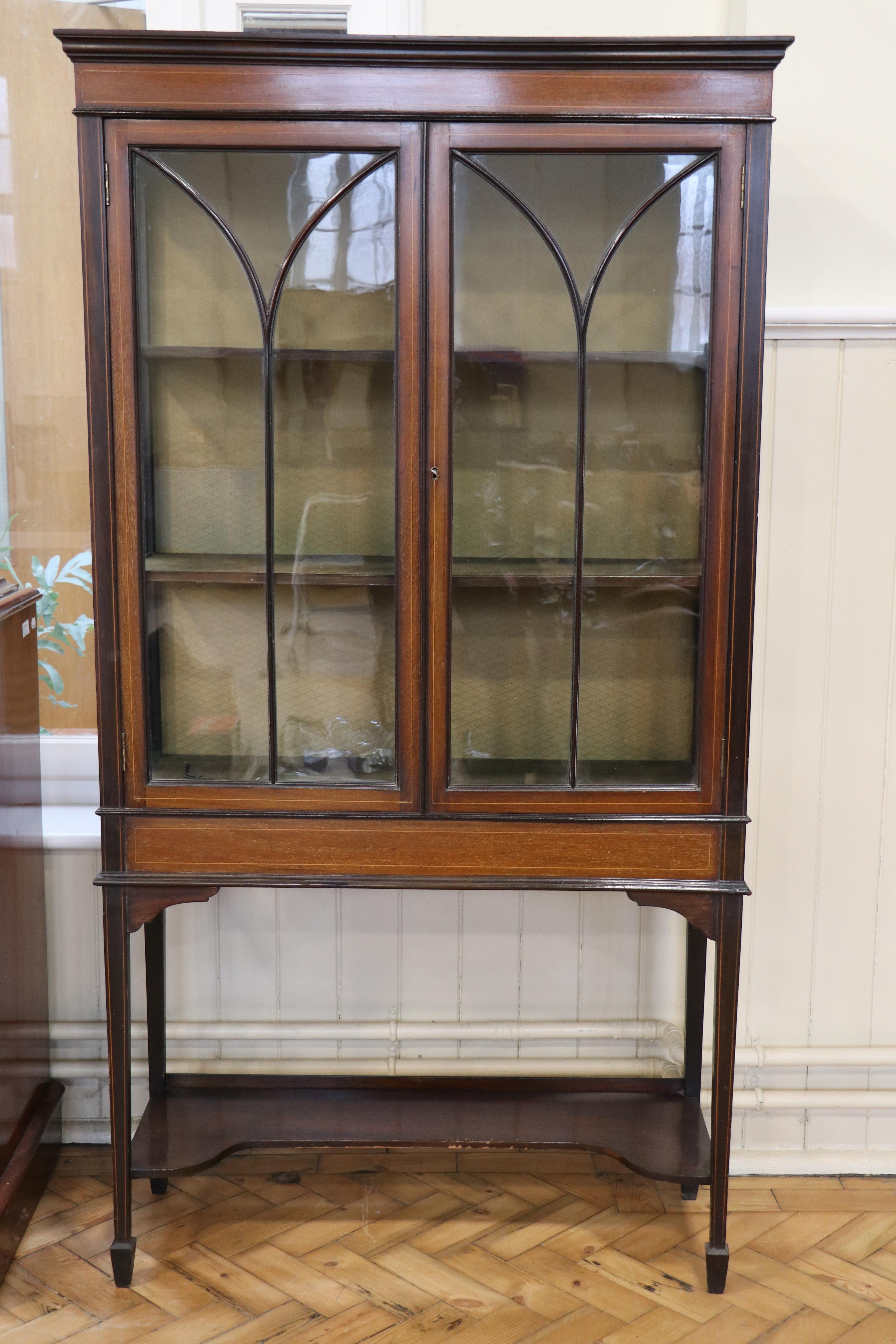 An Edwardian / George V Sheraton Revival glazed string-inlaid mahogany display cabinet, 91 cm x 33