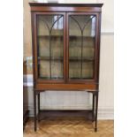 An Edwardian / George V Sheraton Revival glazed string-inlaid mahogany display cabinet, 91 cm x 33