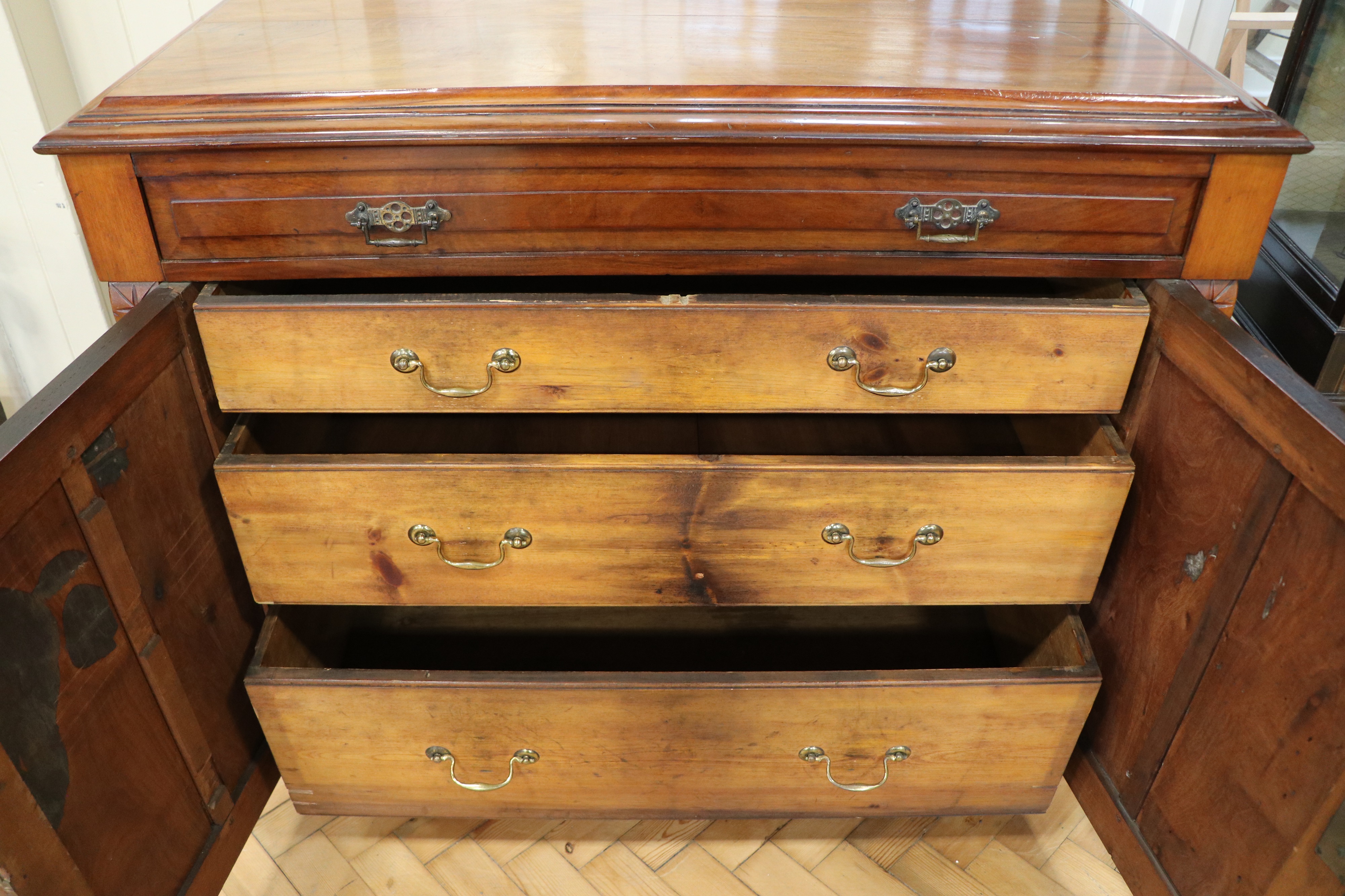 A Victorian walnut sideboard, 118 cm x 53 cm x 97 cm - Image 4 of 7