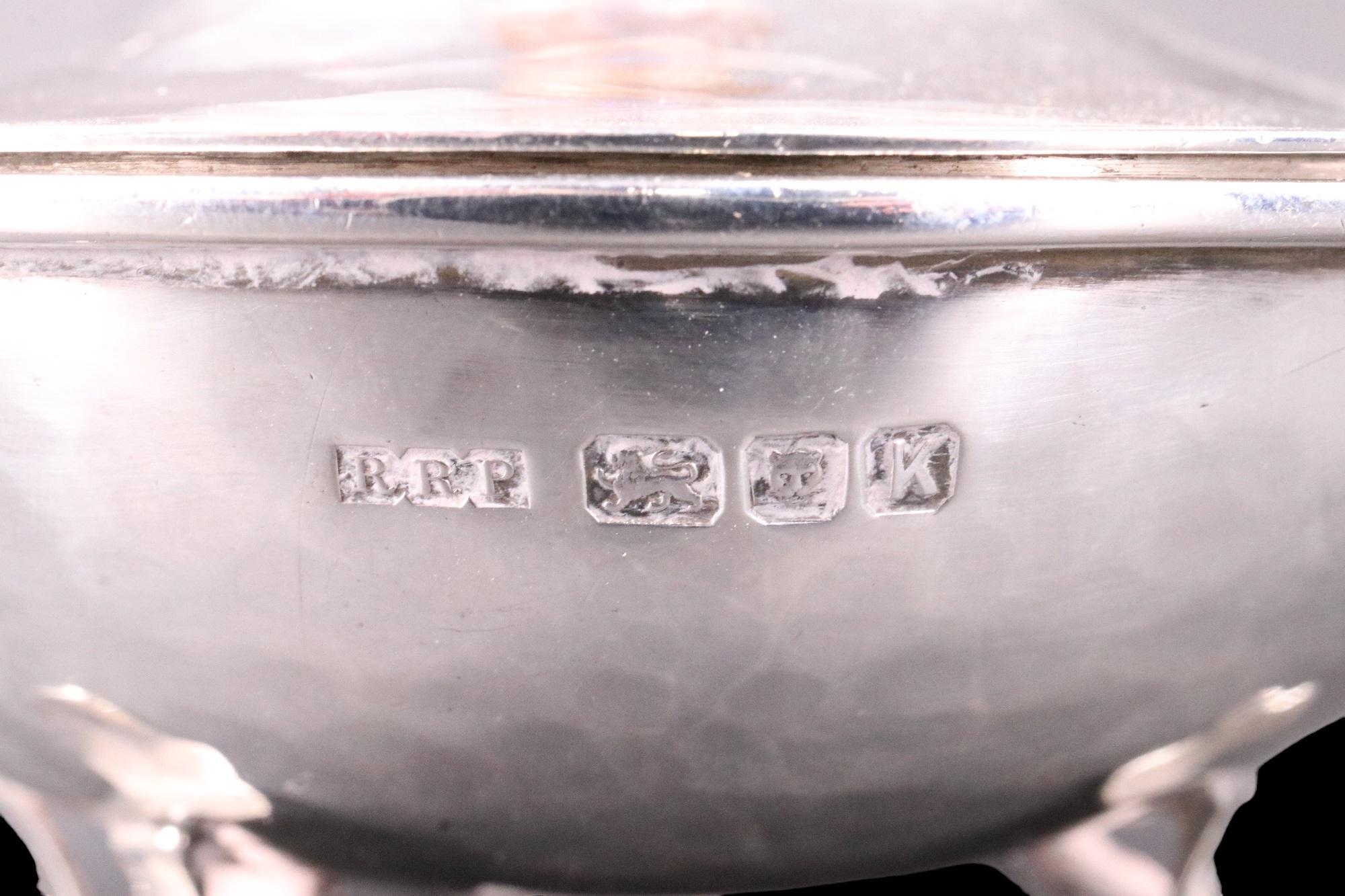 A George VI silver dressing table covered powder or similar bowl, of circular section and shallow - Image 3 of 6