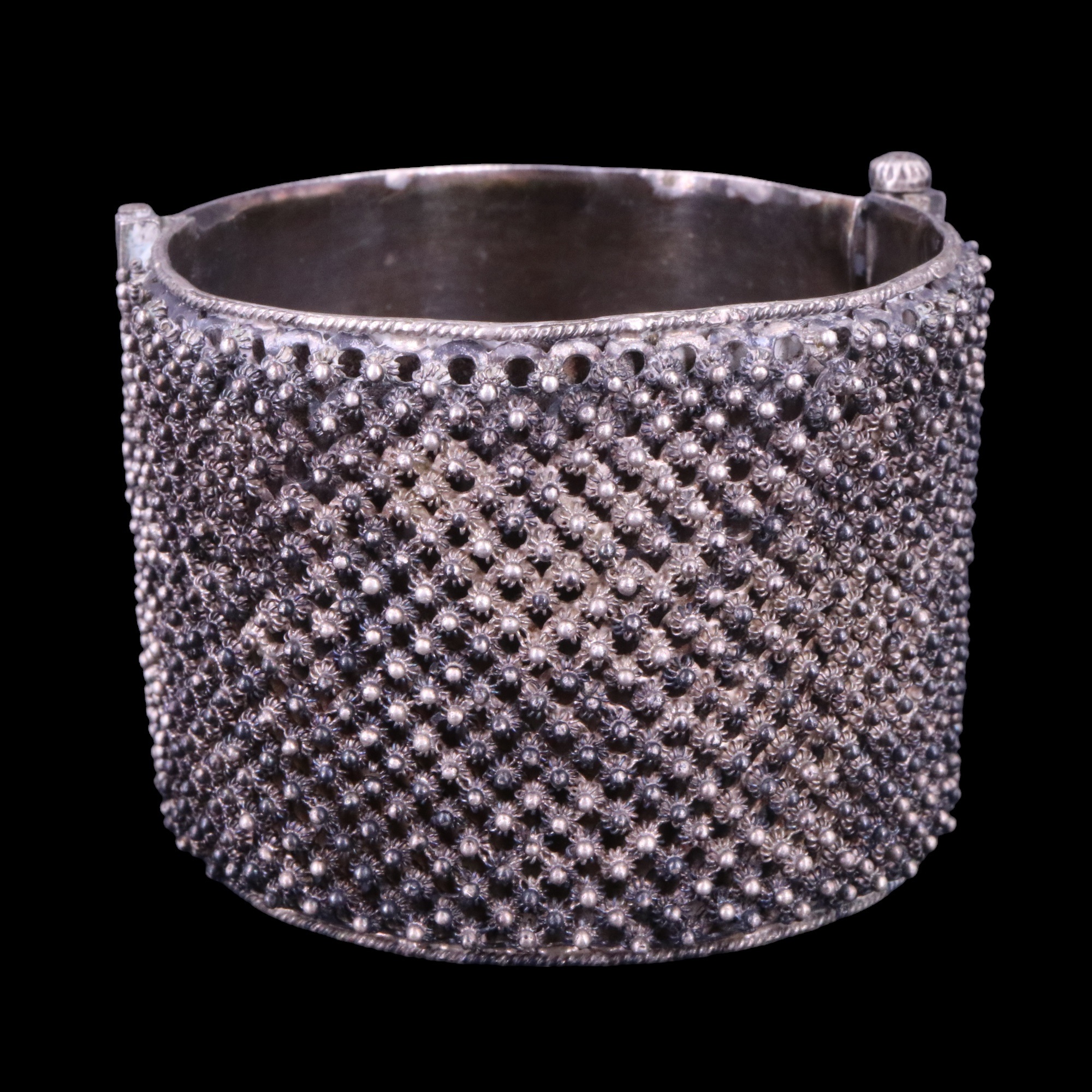 A vintage Indian white metal cuff bangle, faced with a fine "mesh" of wirework and pellet - Image 2 of 3