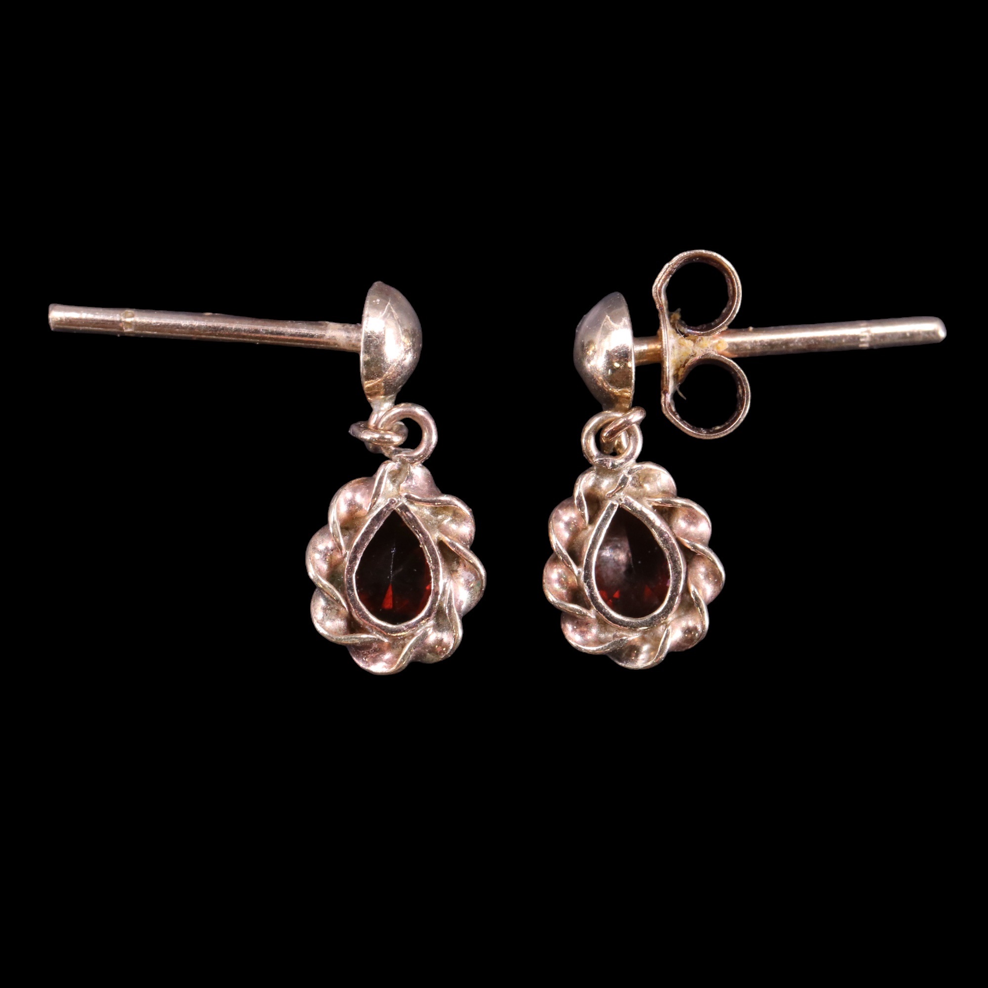 A pair of pendeloque-cut garnet and 9 ct yellow metal ear pendants, 12 mm, 0.7 g - Image 2 of 2