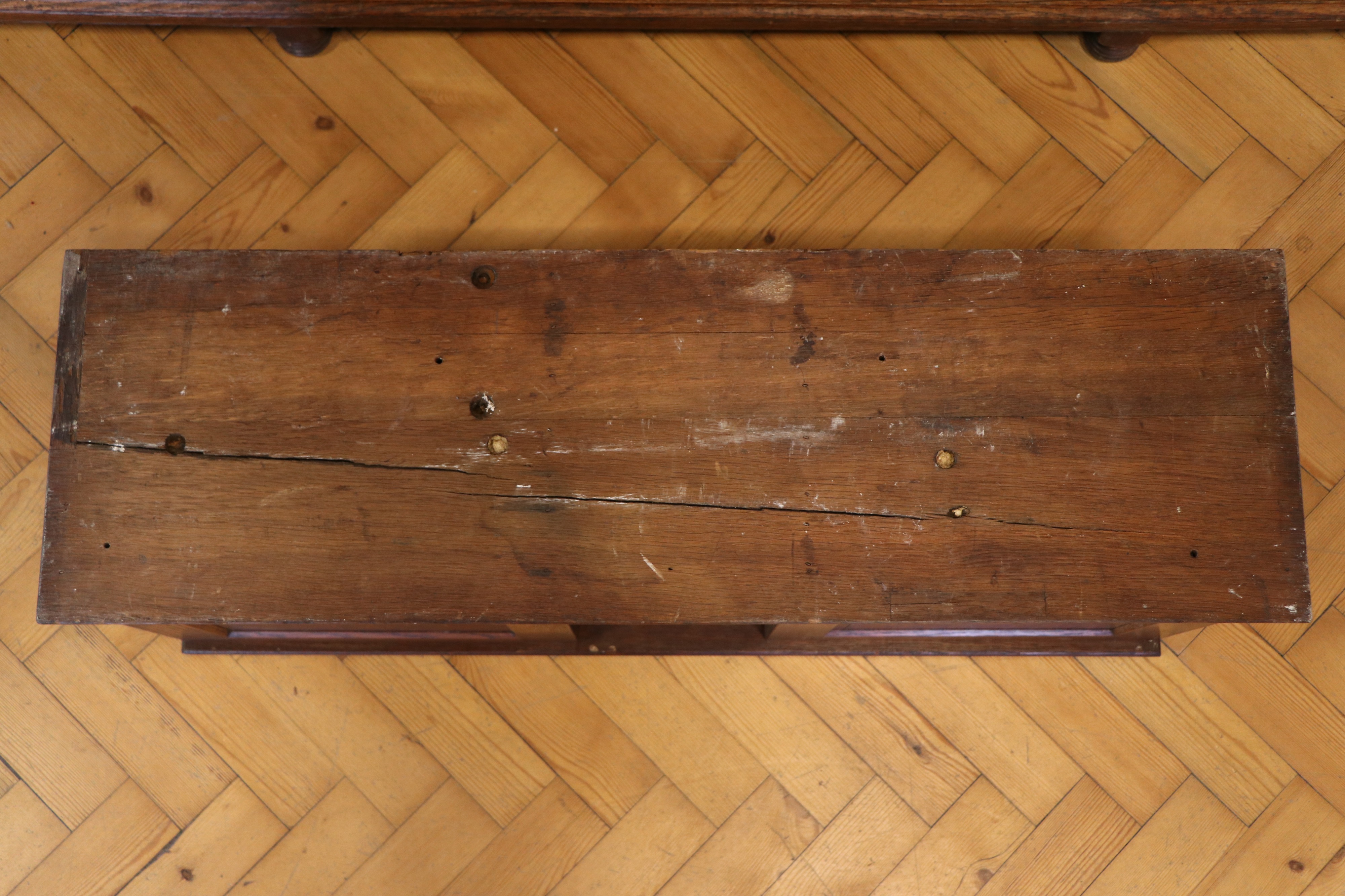 An early 20th Century oak two-door wall cabinet, having a central niche with adjustable shelf, 95 cm - Image 3 of 4