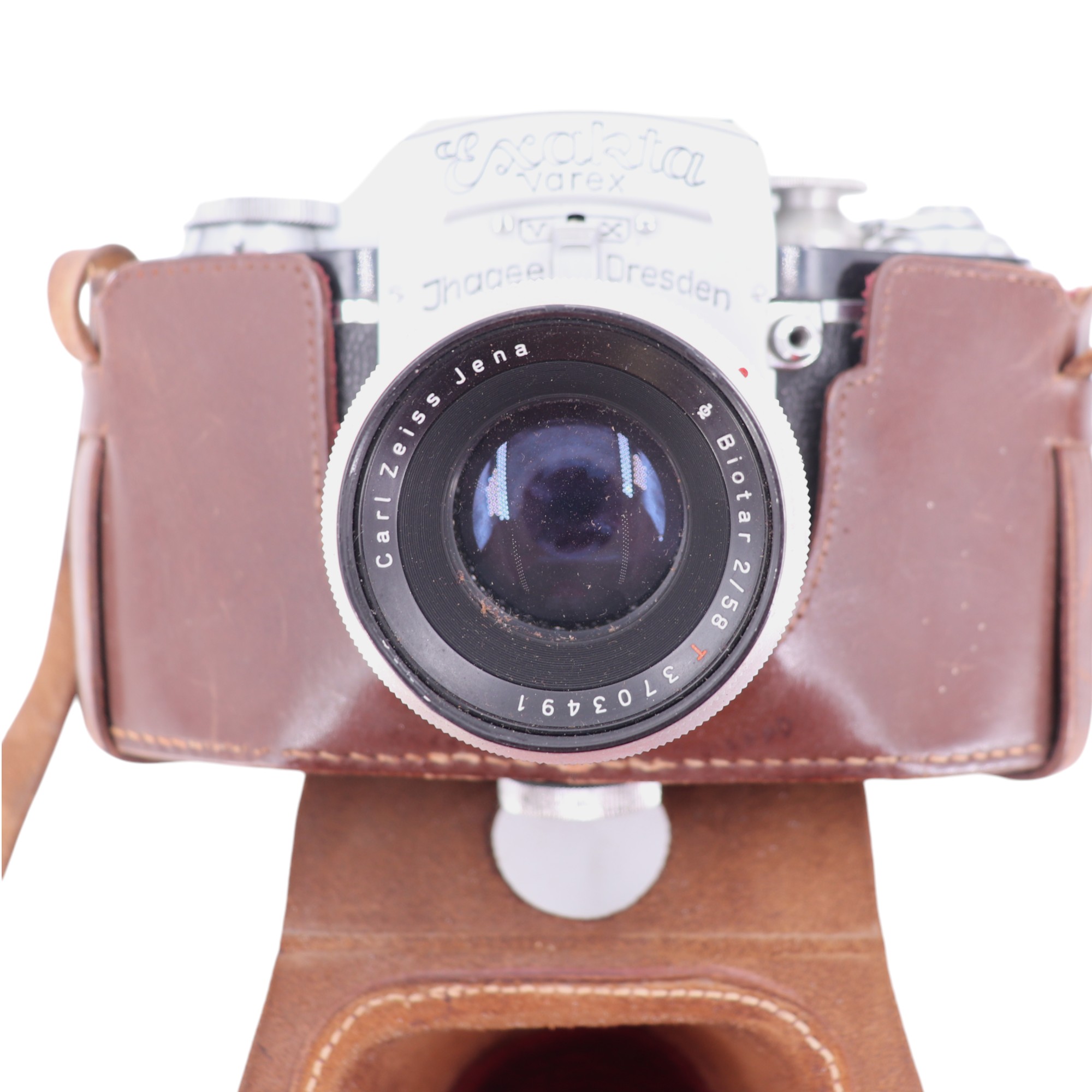 Three vintage rollfilm cameras: an Exacta Verx, a Zeiss Ikon Contaflex and a Ross Ensign Selfix 820 - Image 2 of 5