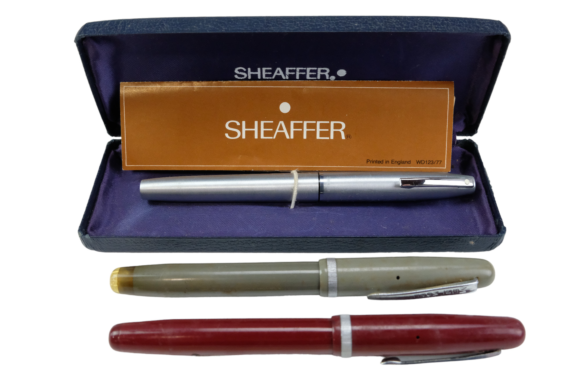 Three vintage fountain pens comprising a cased Sheaffer and two Mentmore Supreme',s together with - Image 4 of 5