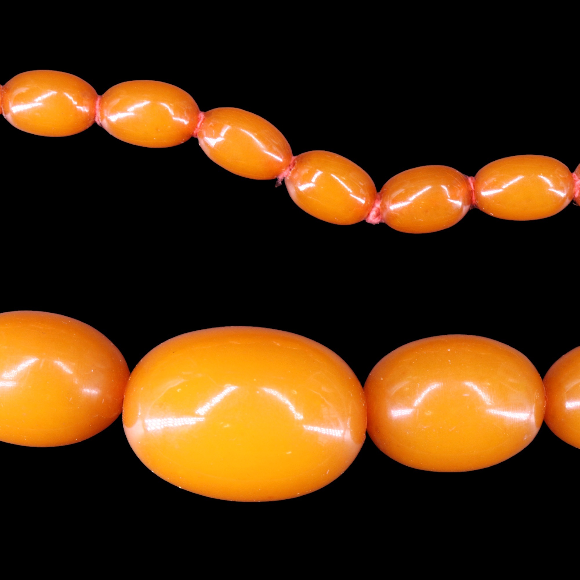 A vintage graded ovoid amber bead necklace, largest bead 34 mm x 23 mm, approx length 60 cm, 48.75 - Image 2 of 2