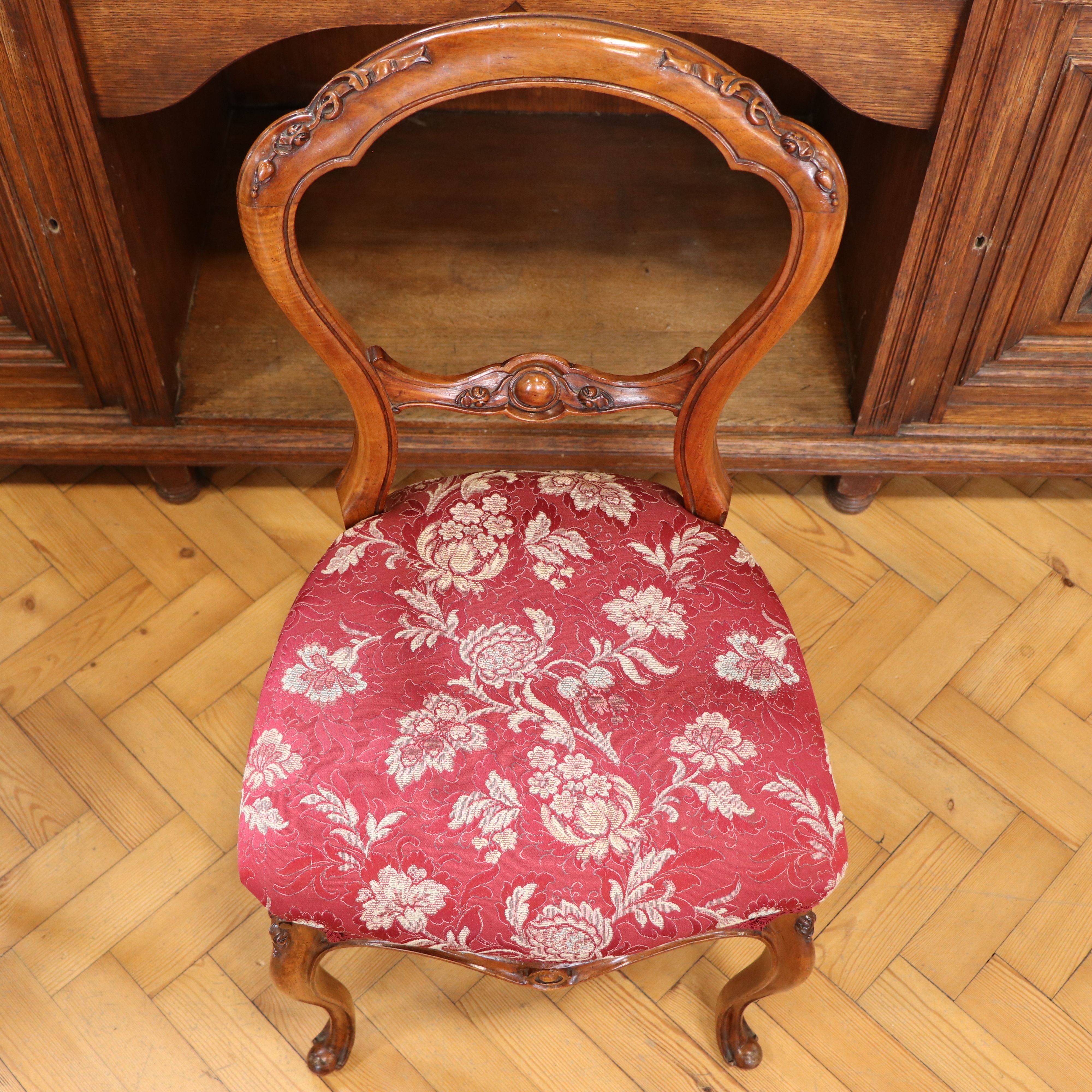 A set of six fine Victorian carved walnut cusped-balloon back dining chairs, (re-upholstered and - Image 3 of 4