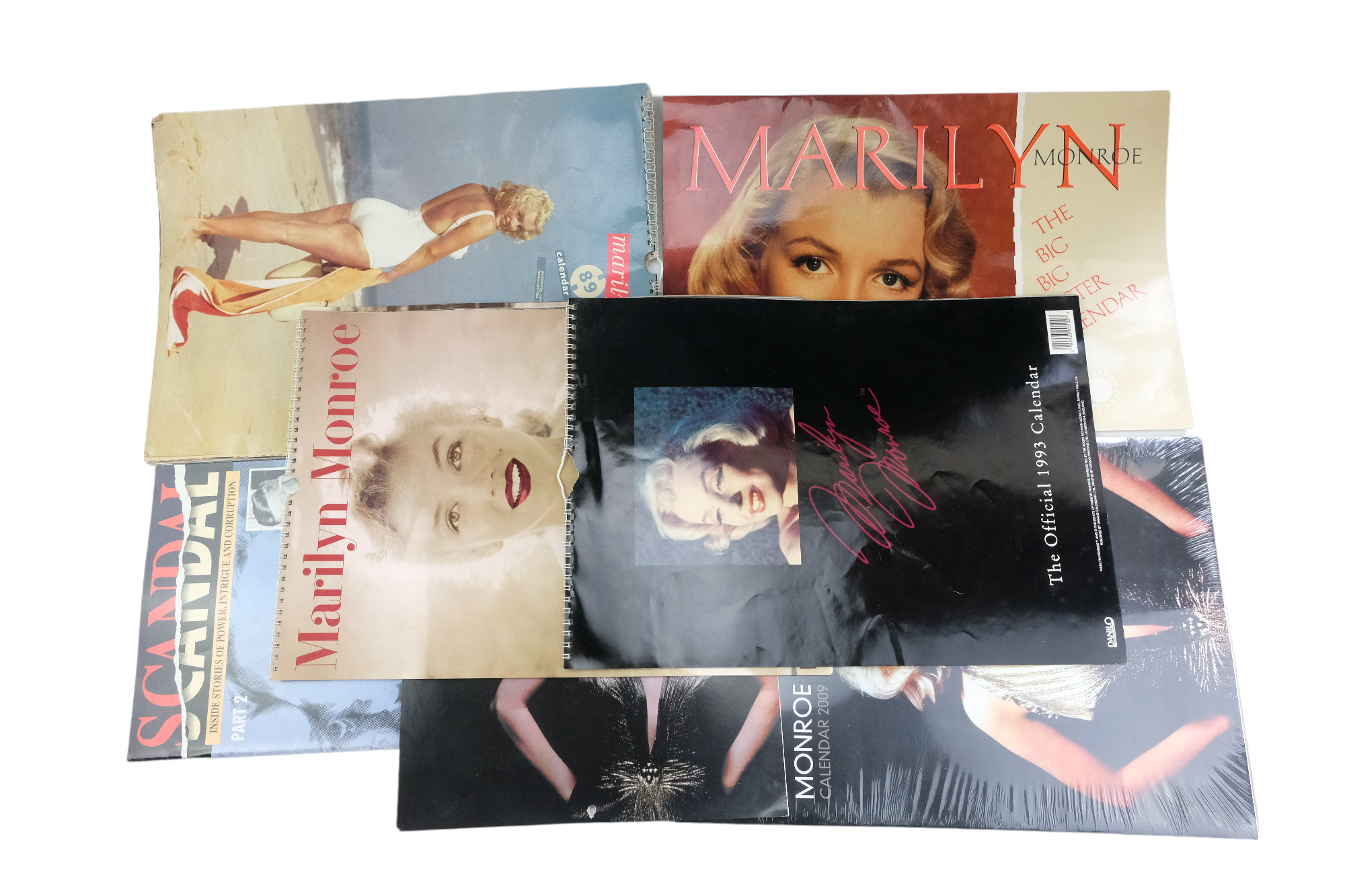 A collection of Marilyn Monroe memorabilia including bags, books, etc - Image 7 of 9