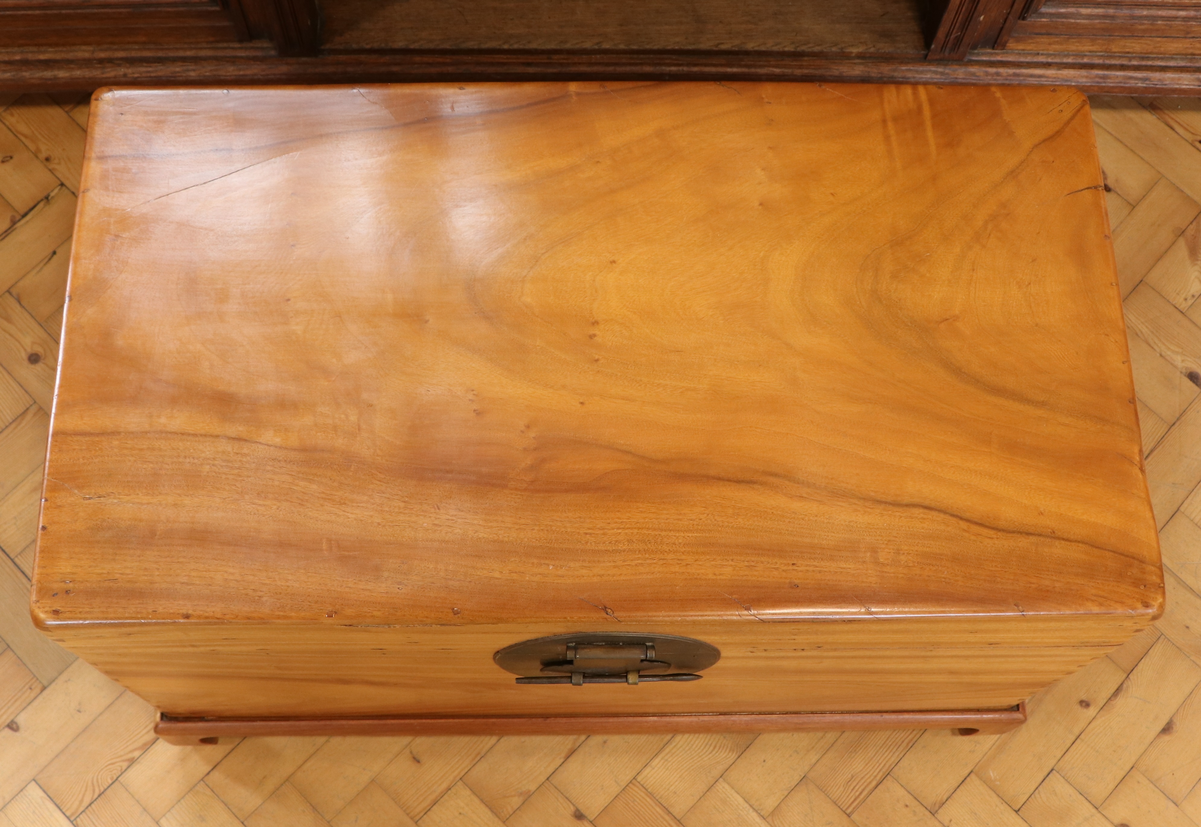 An elegant vintage Chinese camphor chest on horse-hoof-foot stand, 98 cm x 53 cm x 59 cm - Image 3 of 5