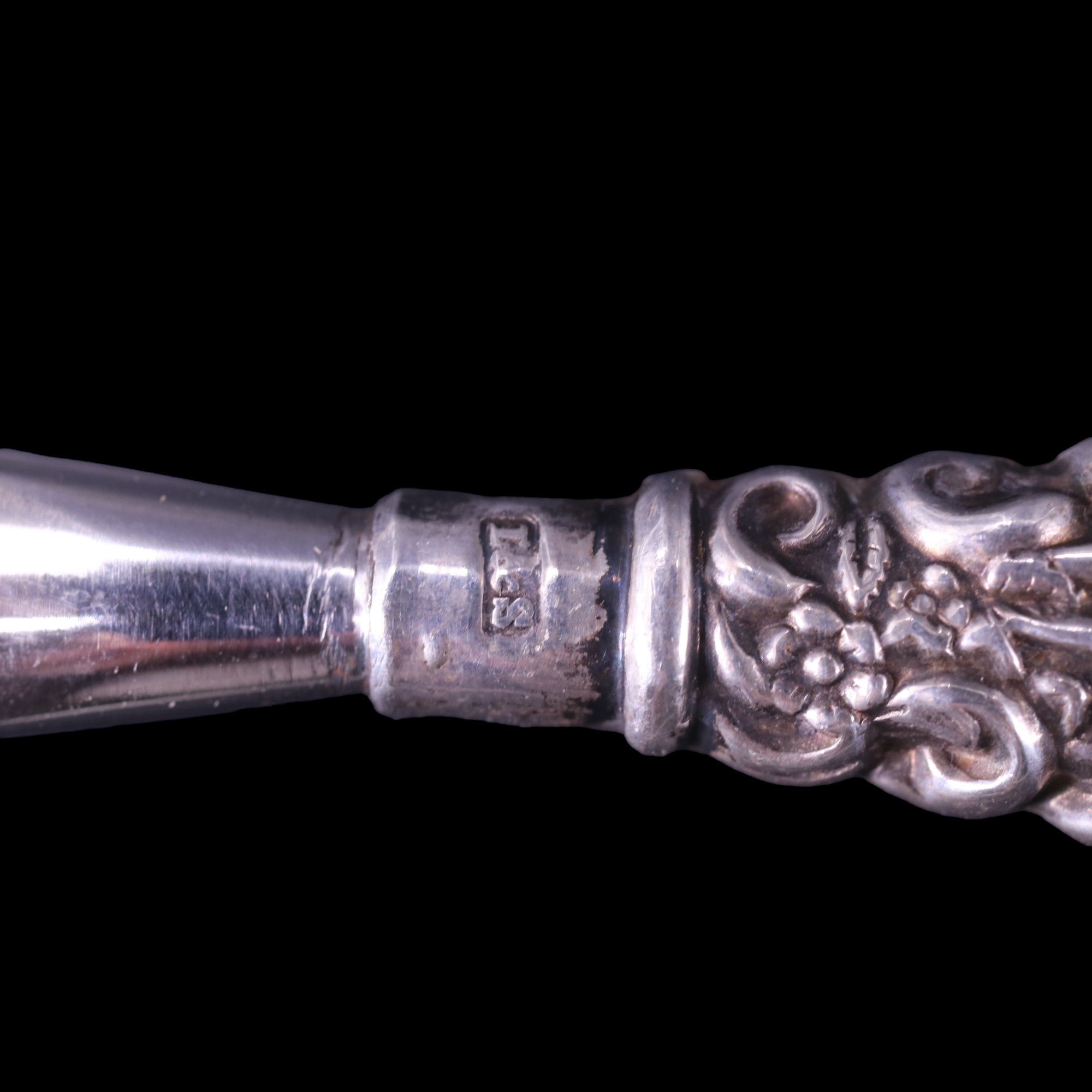 Five antique silver-handled shoe horns together with a white-metal glove button hook - Bild 4 aus 8