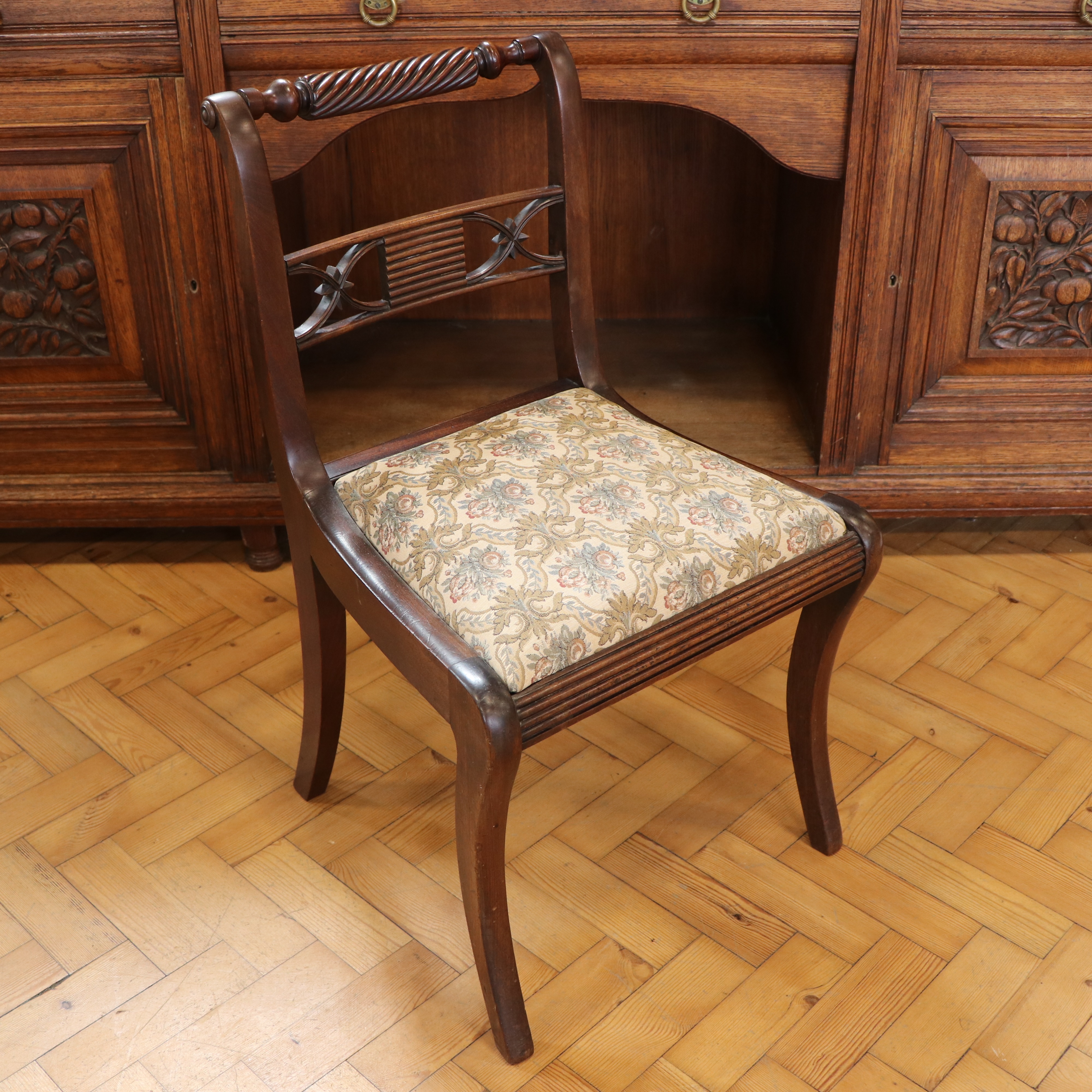 A set of four George III mahogany dining chairs having cable backs and sabre legs - Image 2 of 4
